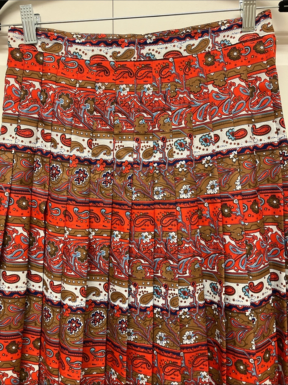 Vintage pleated paisley skirt, made in Hong Kong, polyester, orange-red, M - Picture 3 of 6